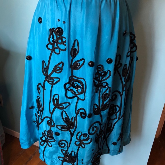WD-NY silk skirt. Size 4 fixer upper. - Picture 2 of 13